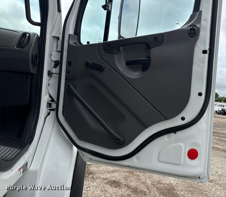 image for item EG5862 2012 Freightliner Business Class M2 Crew Cab utility / service truck