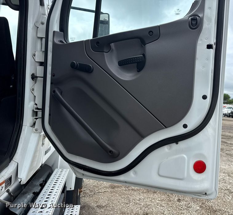 image for item EG5862 2012 Freightliner Business Class M2 Crew Cab utility / service truck