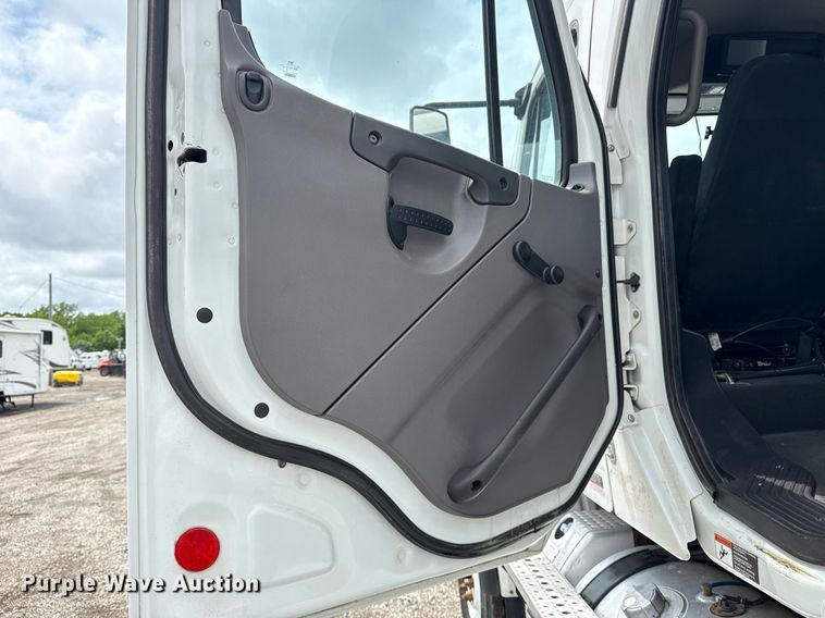 image for item EG5862 2012 Freightliner Business Class M2 Crew Cab utility / service truck