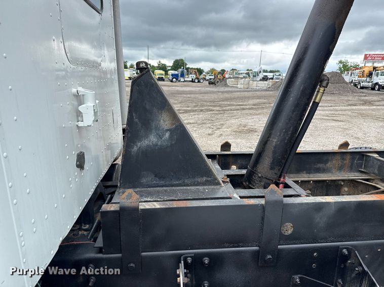 image for item EG5864 1989 International F-9370 dump truck