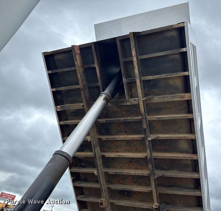 image for item EG5864 1989 International F-9370 dump truck