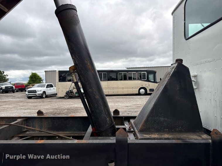 image for item EG5864 1989 International F-9370 dump truck