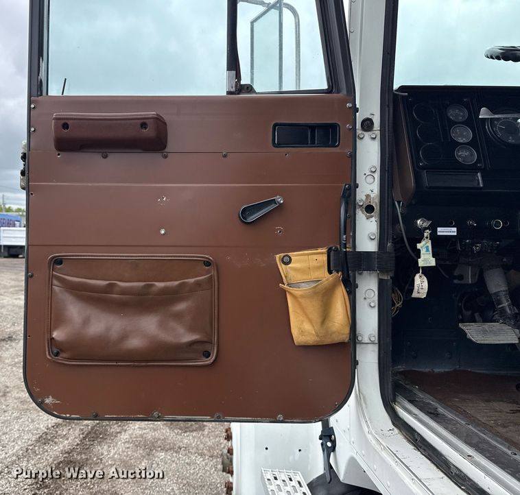 image for item EG5864 1989 International F-9370 dump truck