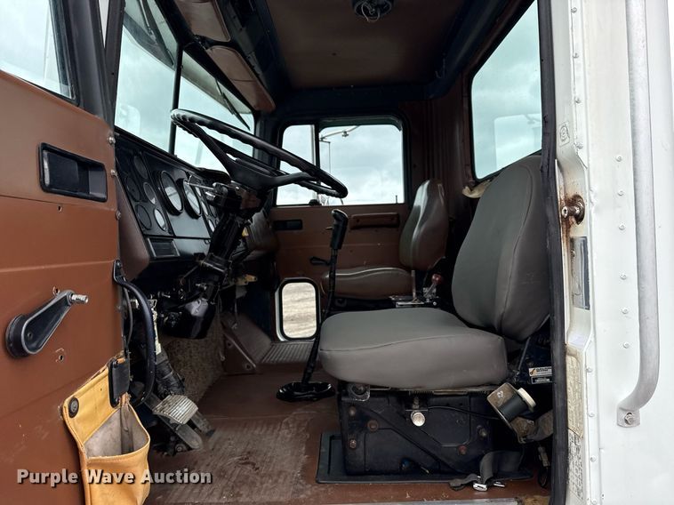 image for item EG5864 1989 International F-9370 dump truck