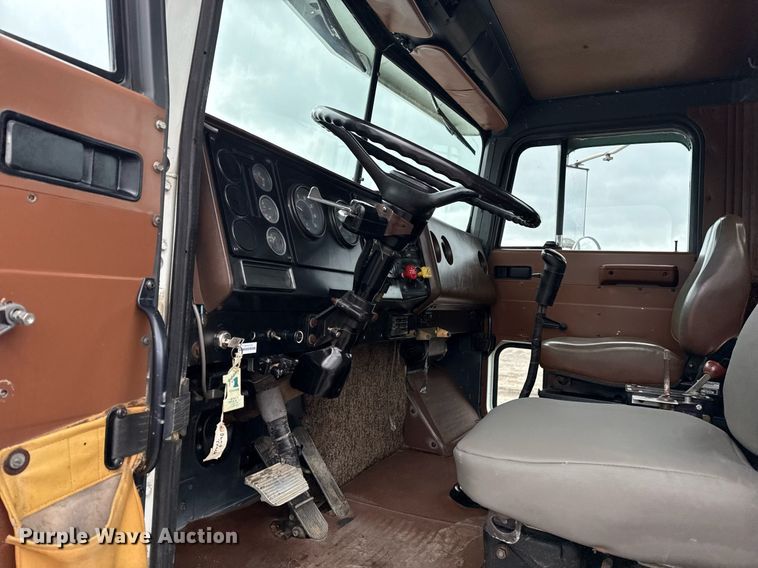 image for item EG5864 1989 International F-9370 dump truck