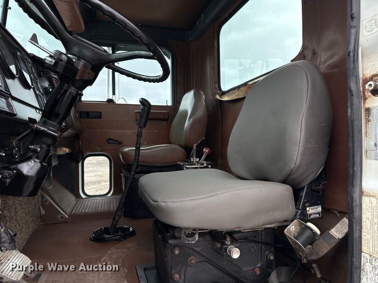 image for item EG5864 1989 International F-9370 dump truck