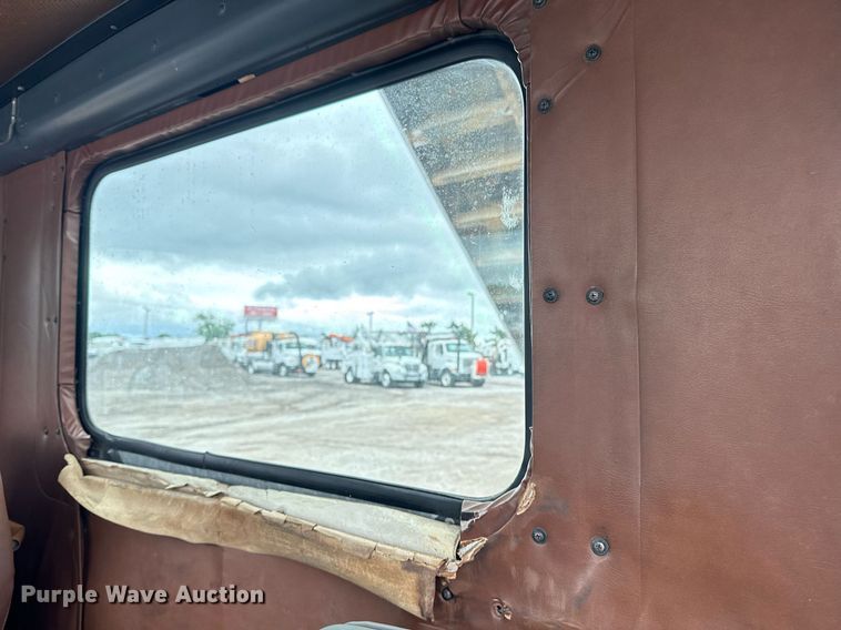 image for item EG5864 1989 International F-9370 dump truck