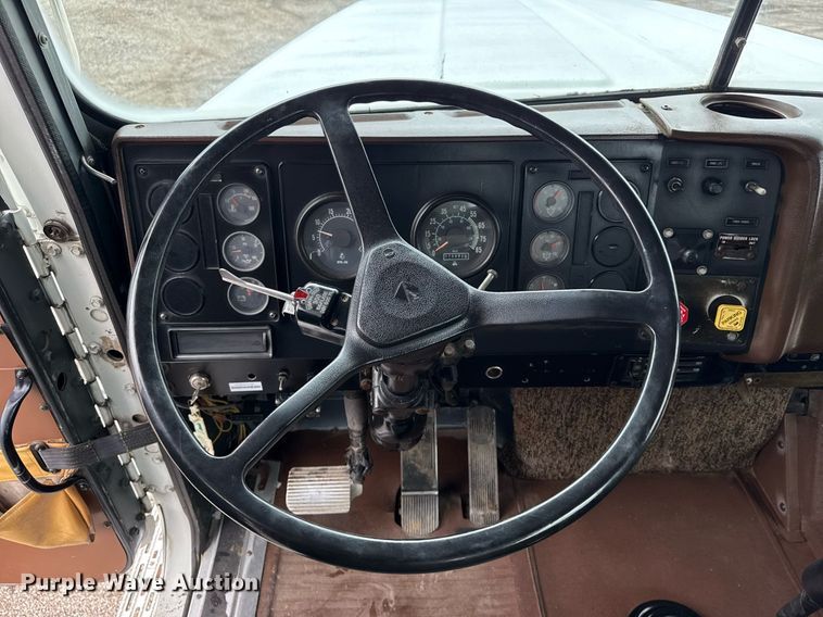 image for item EG5864 1989 International F-9370 dump truck