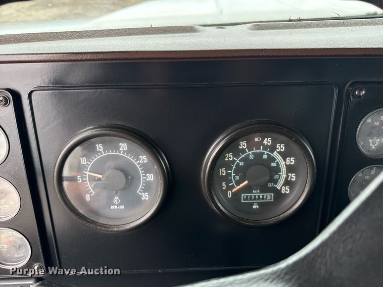 image for item EG5864 1989 International F-9370 dump truck