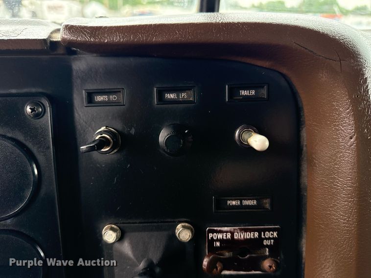 image for item EG5864 1989 International F-9370 dump truck