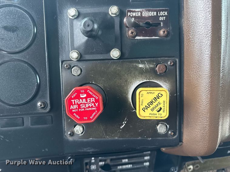 image for item EG5864 1989 International F-9370 dump truck