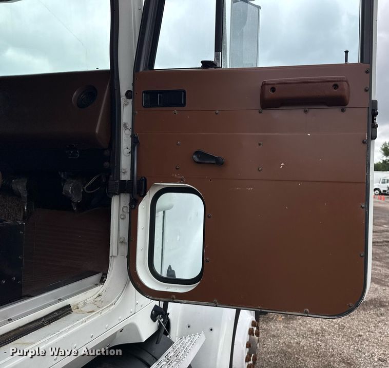 image for item EG5864 1989 International F-9370 dump truck