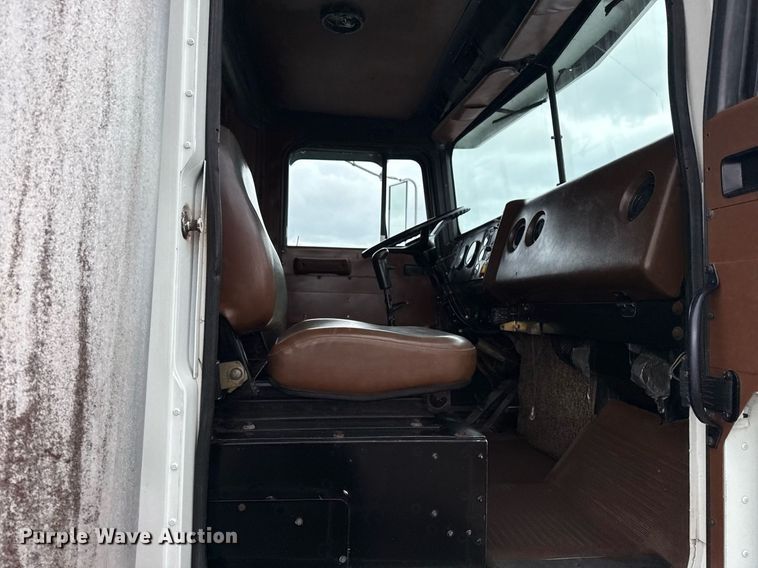 image for item EG5864 1989 International F-9370 dump truck