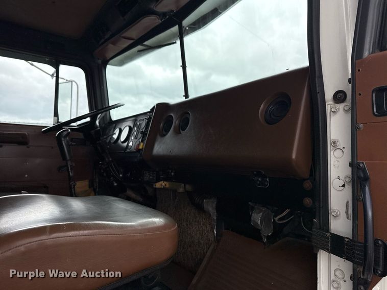 image for item EG5864 1989 International F-9370 dump truck