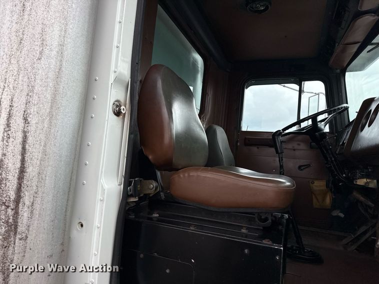 image for item EG5864 1989 International F-9370 dump truck