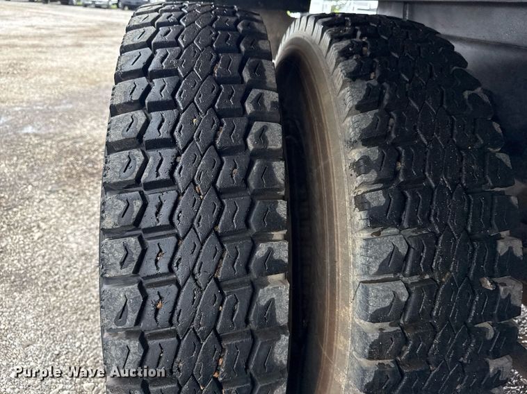 image for item EG5864 1989 International F-9370 dump truck