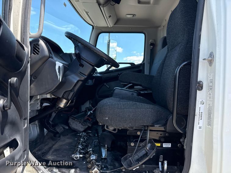 image for item EG5878 2013 Hino 338 box truck