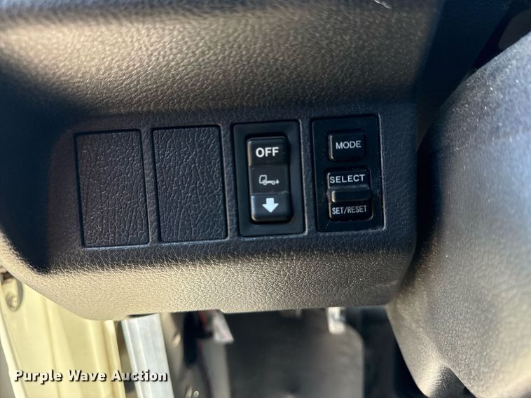 image for item EG5878 2013 Hino 338 box truck