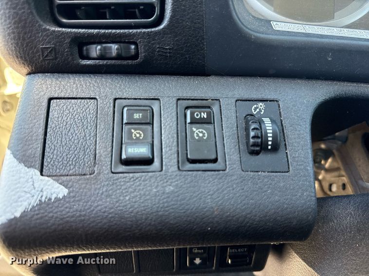 image for item EG5878 2013 Hino 338 box truck