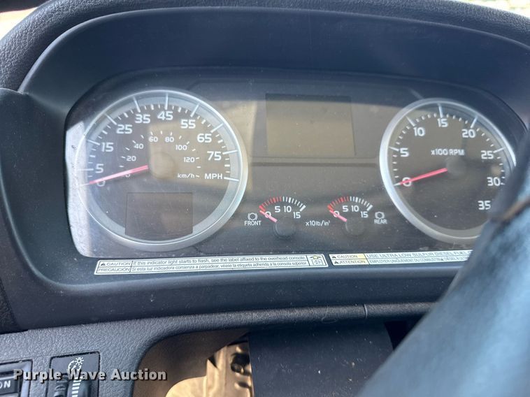 image for item EG5878 2013 Hino 338 box truck