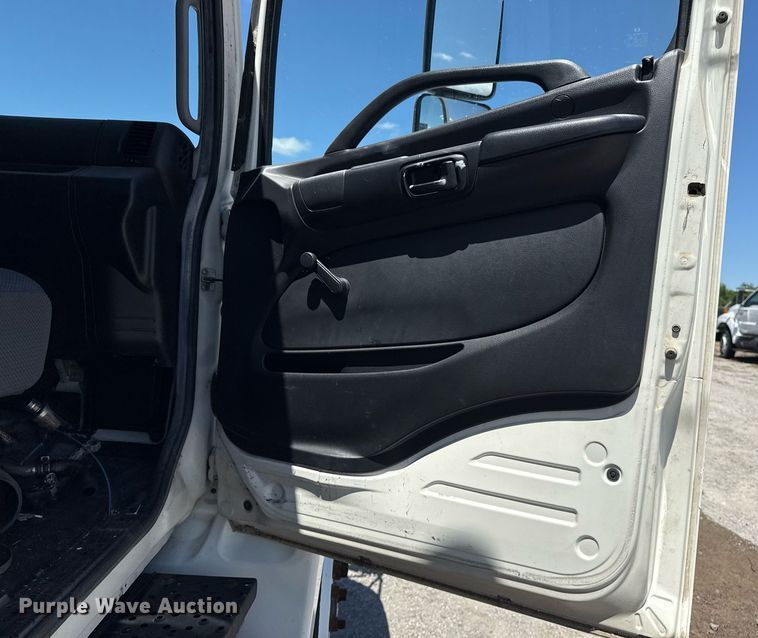 image for item EG5878 2013 Hino 338 box truck