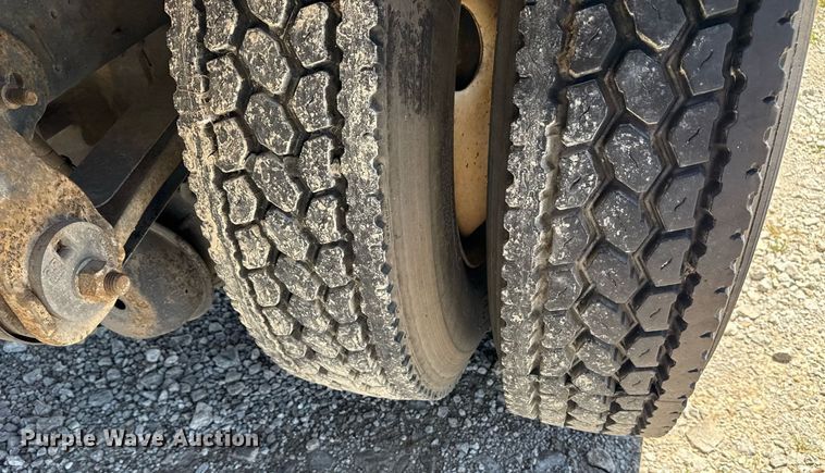 image for item EG5878 2013 Hino 338 box truck