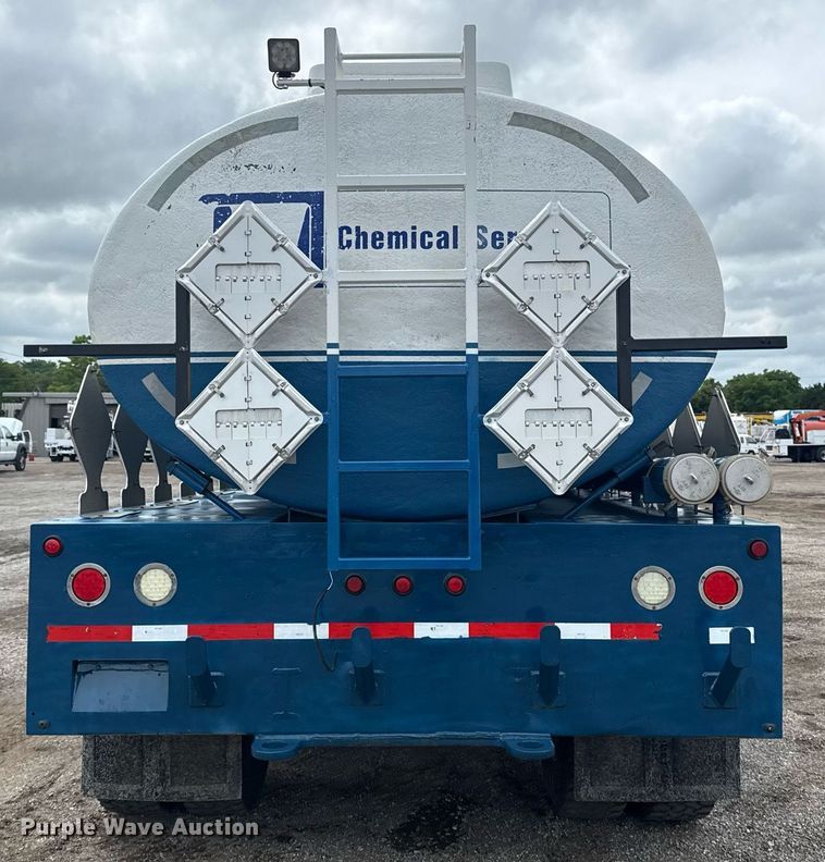 image for item EG5894 2007 Peterbilt 335 tank truck