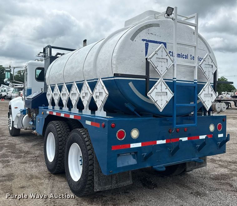 image for item EG5894 2007 Peterbilt 335 tank truck