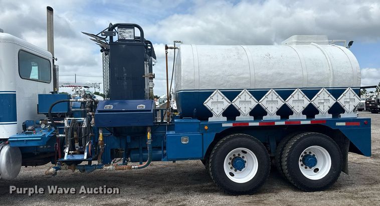 image for item EG5894 2007 Peterbilt 335 tank truck