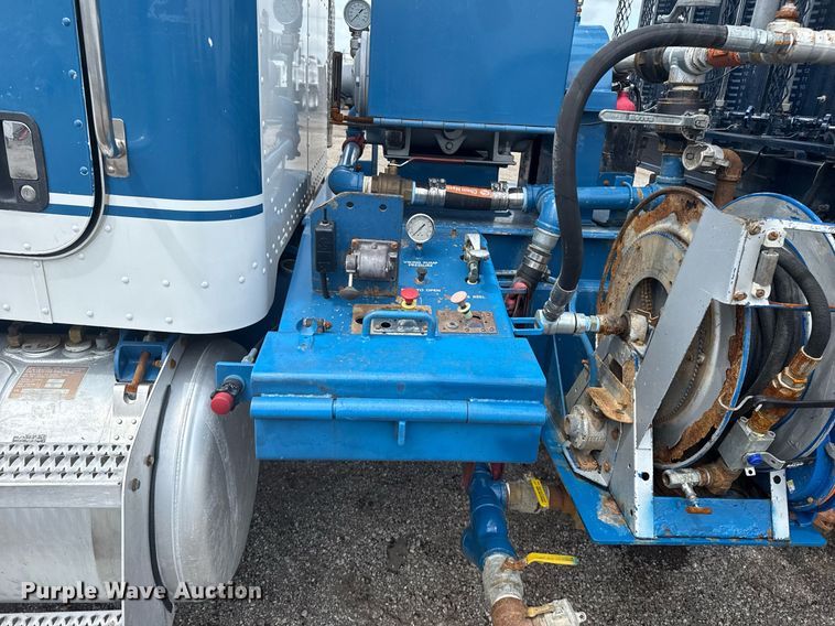 image for item EG5894 2007 Peterbilt 335 tank truck