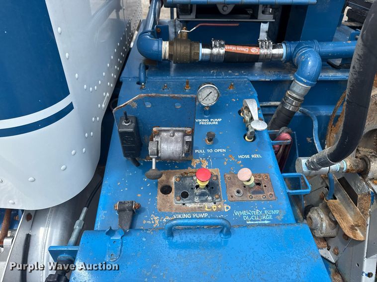 image for item EG5894 2007 Peterbilt 335 tank truck