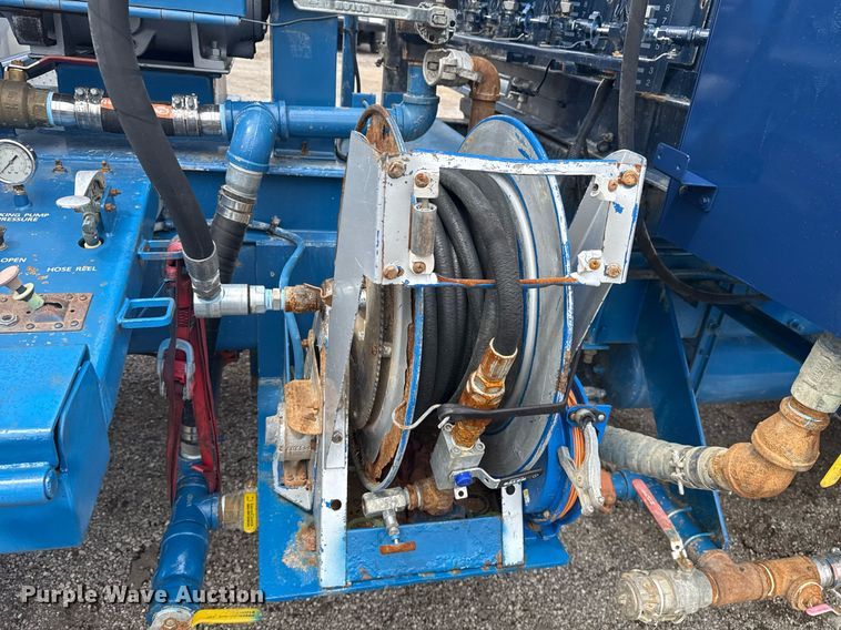 image for item EG5894 2007 Peterbilt 335 tank truck