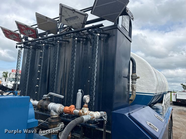 image for item EG5894 2007 Peterbilt 335 tank truck