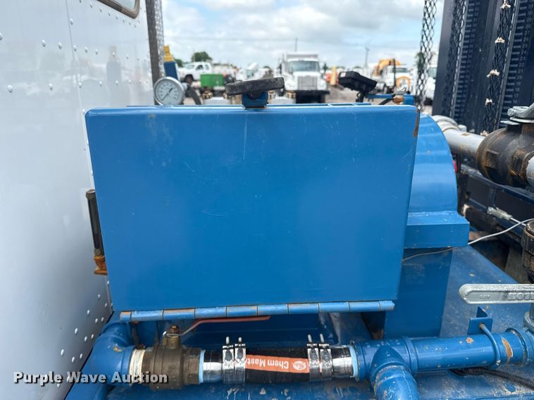 image for item EG5894 2007 Peterbilt 335 tank truck