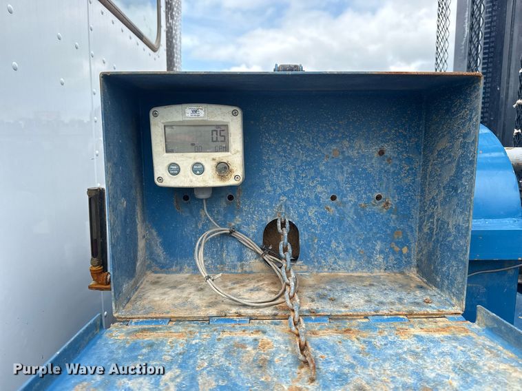 image for item EG5894 2007 Peterbilt 335 tank truck