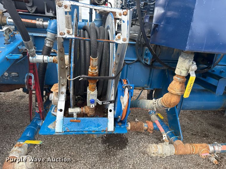 image for item EG5894 2007 Peterbilt 335 tank truck