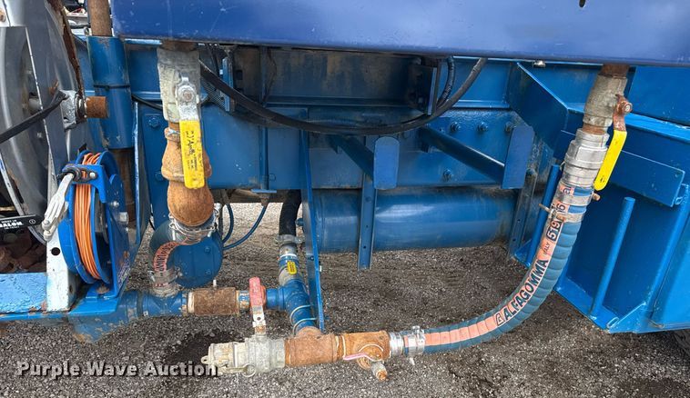 image for item EG5894 2007 Peterbilt 335 tank truck