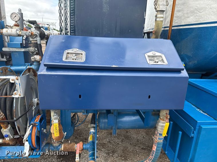 image for item EG5894 2007 Peterbilt 335 tank truck