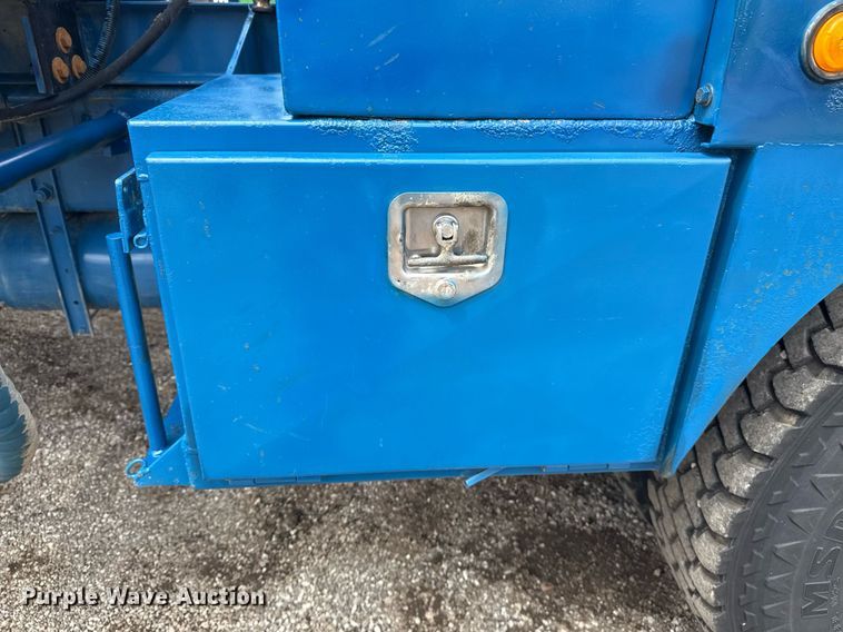 image for item EG5894 2007 Peterbilt 335 tank truck