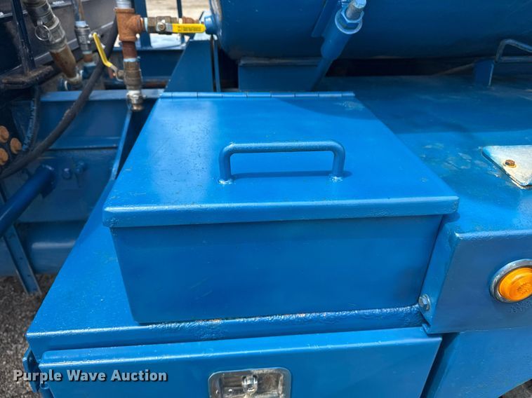 image for item EG5894 2007 Peterbilt 335 tank truck