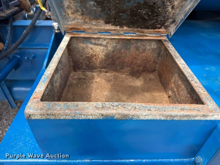 image for item EG5894 2007 Peterbilt 335 tank truck