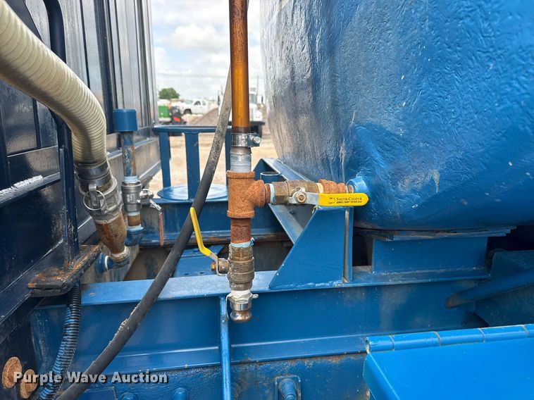 image for item EG5894 2007 Peterbilt 335 tank truck