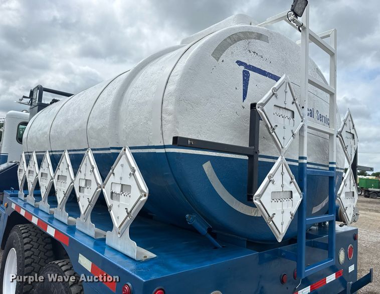 image for item EG5894 2007 Peterbilt 335 tank truck