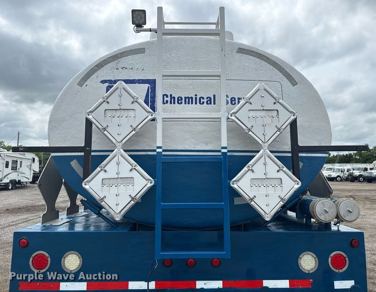 image for item EG5894 2007 Peterbilt 335 tank truck