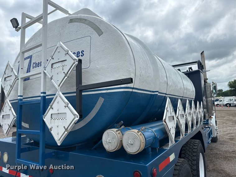 image for item EG5894 2007 Peterbilt 335 tank truck