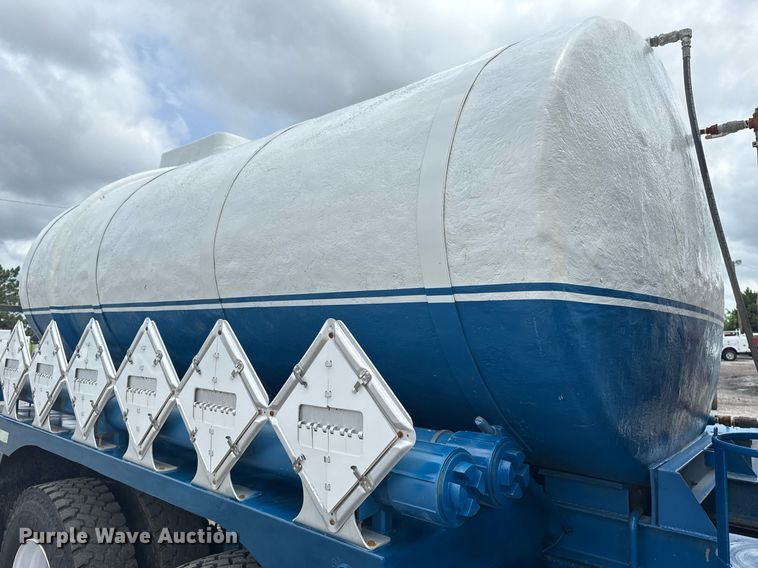 image for item EG5894 2007 Peterbilt 335 tank truck