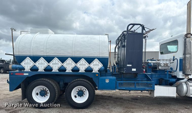 image for item EG5894 2007 Peterbilt 335 tank truck