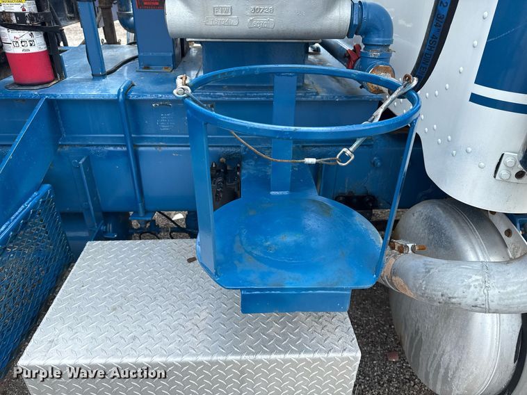 image for item EG5894 2007 Peterbilt 335 tank truck