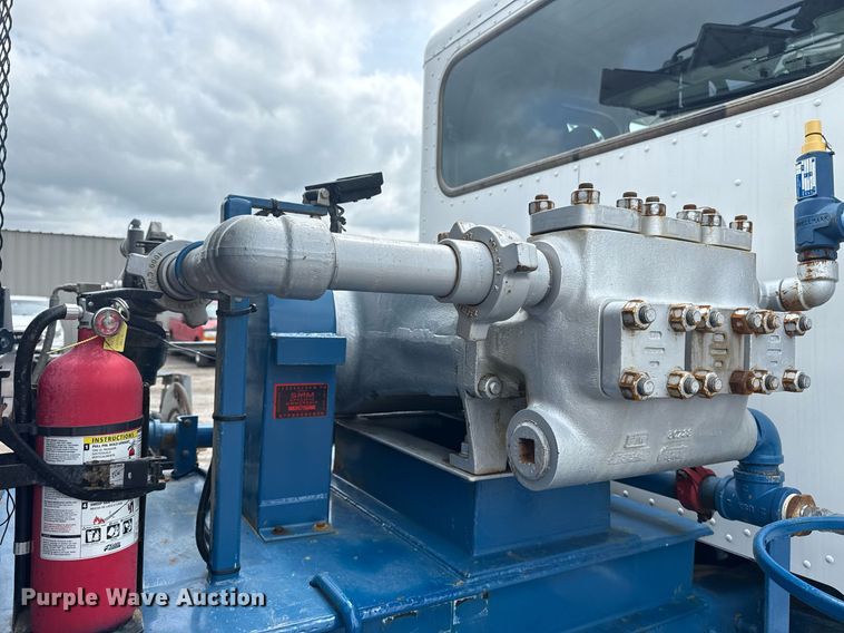 image for item EG5894 2007 Peterbilt 335 tank truck