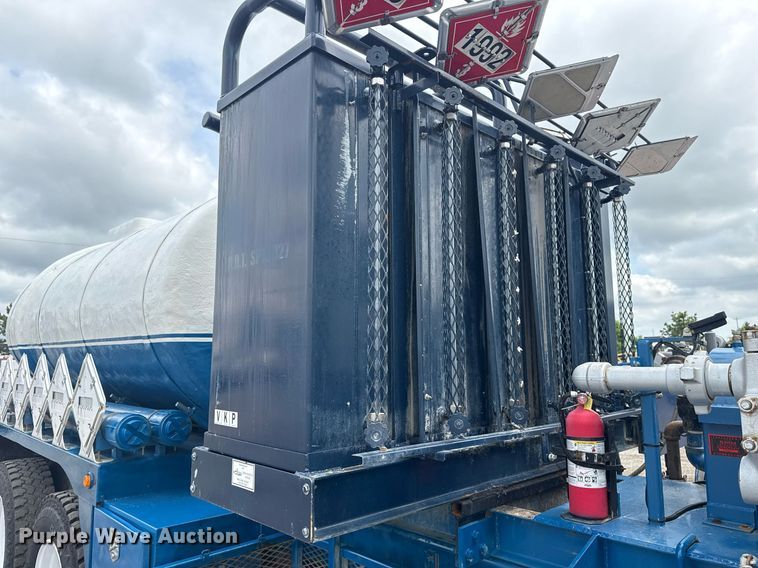 image for item EG5894 2007 Peterbilt 335 tank truck